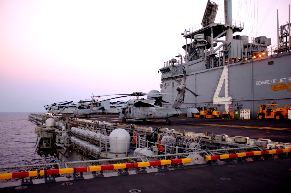 USS BOXER (LHD 4) 131028-N-SS492-007 (10642698504)