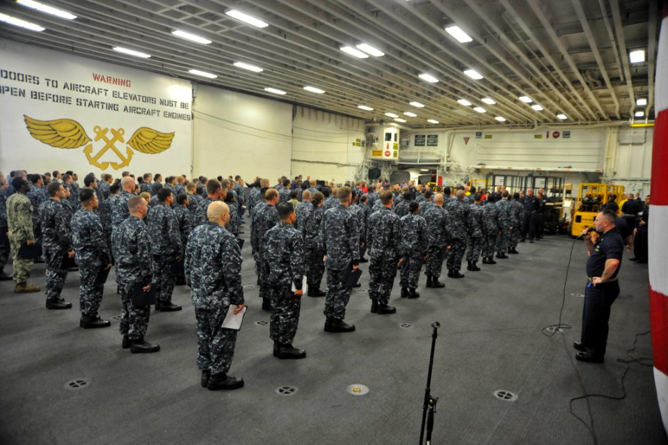 USS BOXER (LHD 4) 131202-N-QP351-031 (11185542604)