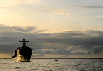 US Navy 090515-N-5345W-461 The amphibious dock landing ship USS Fort McHenry (LSD 43) is anchored off the coast of North Carolina while embarking personnel and equipment from the 22nd Marine Expeditionary Unit (22 MEU)