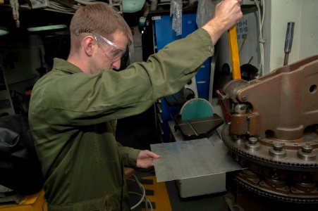 USS BOXER (LHD 4) 131214-N-VO234-014 (11414283235)