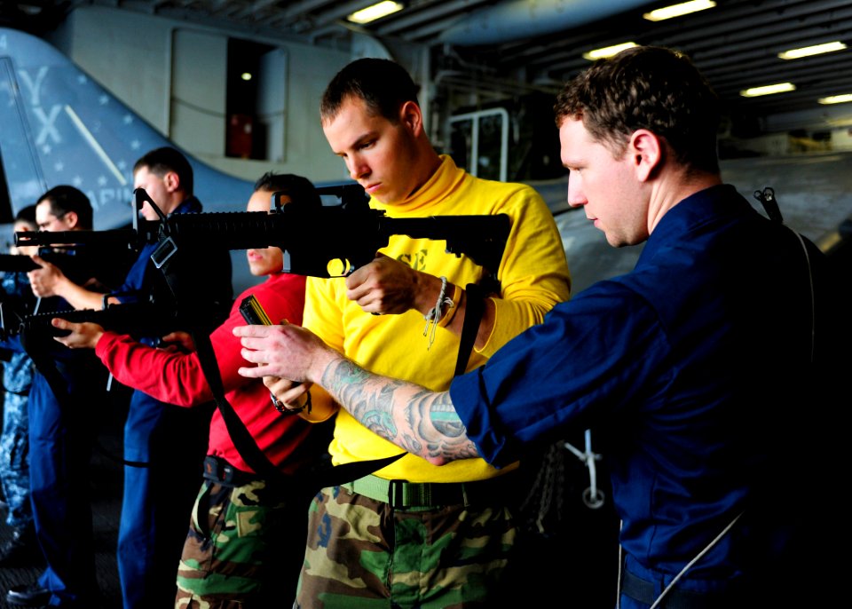 USS BOXER (LHD 4) 140109-N-PZ713-100 (12166674745)