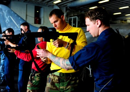 USS BOXER (LHD 4) 140109-N-PZ713-100 (12166674745)