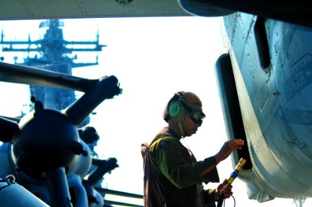 USS BOXER (LHD 4) 131203-N-PZ713-068 (11201859925)