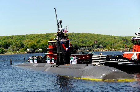US Navy 090521-N-8467N-001 The Los Angeles-class fast-attack submarine USS Hartford (SSN 768) makes her way back to Submarine Base New London after a month-long surface transit from Bahrain
