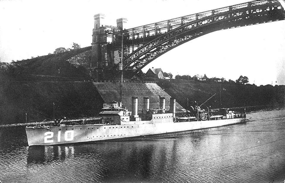 USS Broome (DD-210) transiting the Kiel Canal, Germany, in 1920 (NH 98154)