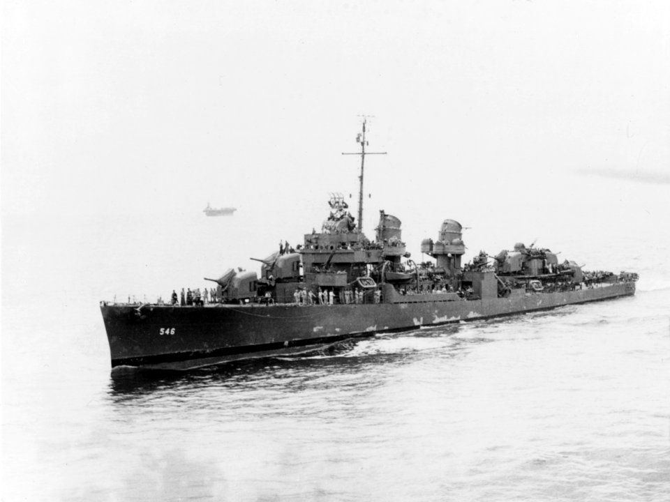 USS Brown (DD-546) underway at sea in February 1944 (NH 107251)