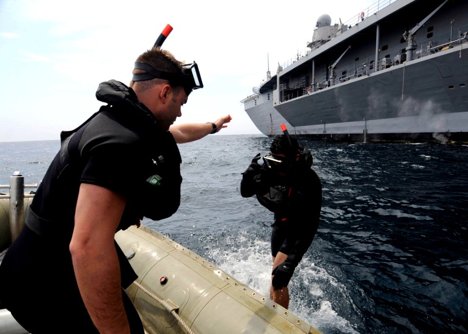 US Navy 090519-N-4399G-016 Sailors a conduct a training dive near the amphibious command ship USS Blue Ridge (LCC 19)