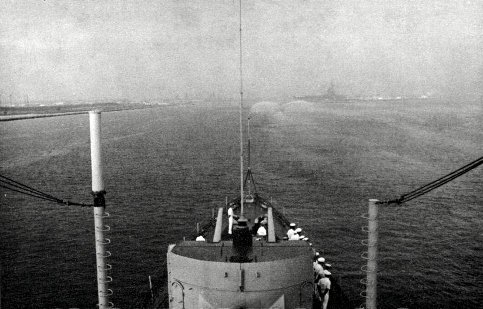 USS Brownson (DD-868) returns to Naval Station Mayport, Florida (USA), on 2 October 1975