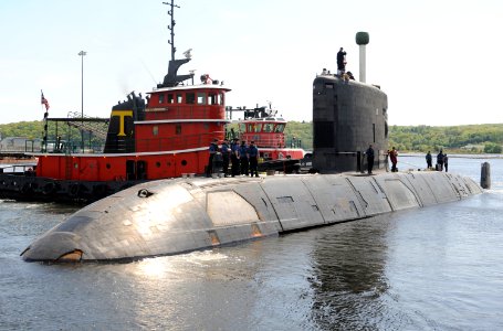 US Navy 090520-N-8467N-001 The Canadian Navy Victoria-class long-range patrol submarine HMCS Corner Brook (SSK 878) pulls out of her berthing at Submarine Base New London after a five-day port visit photo