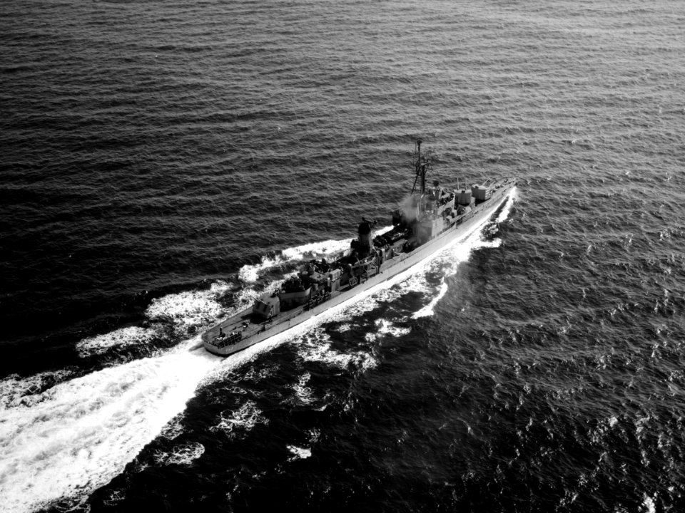 USS Brownson (DD-868) underway at sea, 9 October 1950 (24745169)