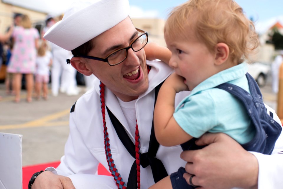 USS Buffalo Returns from deployment in time for Christmas 161223-N-KC128-0117