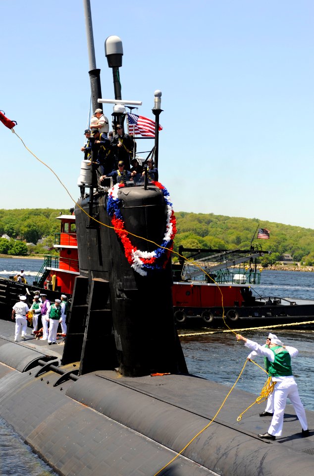 US Navy 090521-N-8467N-002 Line handlers aboard the Los Angeles-class fast-attack submarine USS Hartford (SSN 768) cast lines ashore upon the ships return home to Submarine Base New London