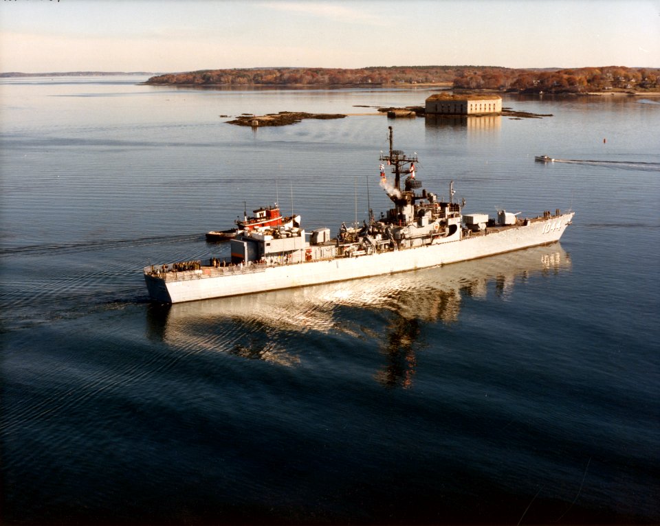 USS Brumby (FF-1044) in Casco Bay, Maine (USA), in October 1988 (L45-37.01.01)