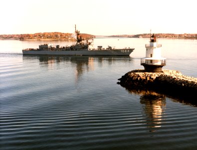 USS Brumby (FF-1044) leaving Portland, Maine (USA), on 31 October 1988 (L45-37.01.02)