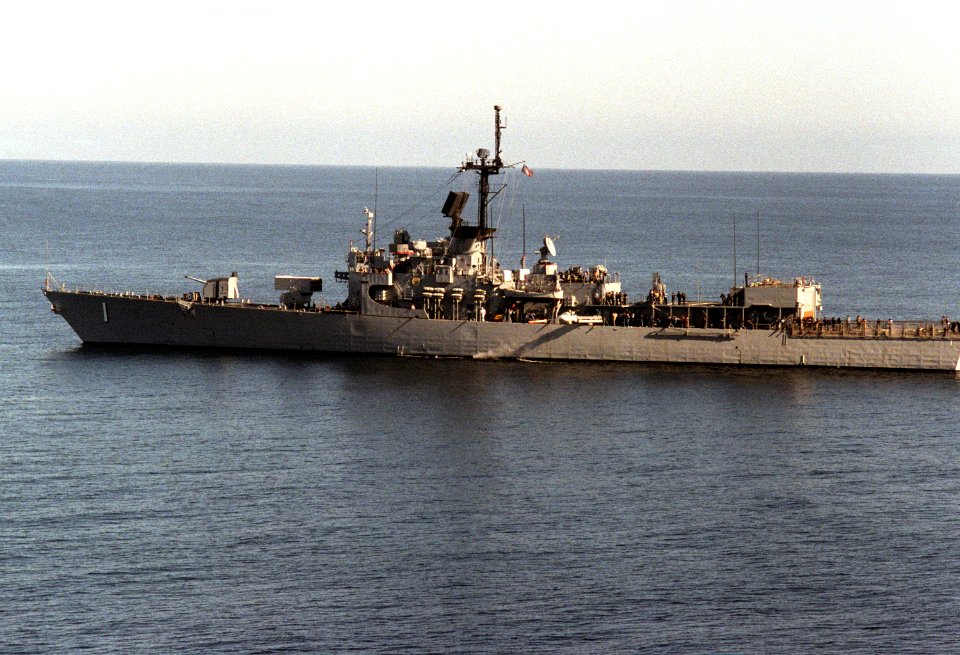 USS Brooke (FFG-1) underway on 17 January 1988 (6639999)