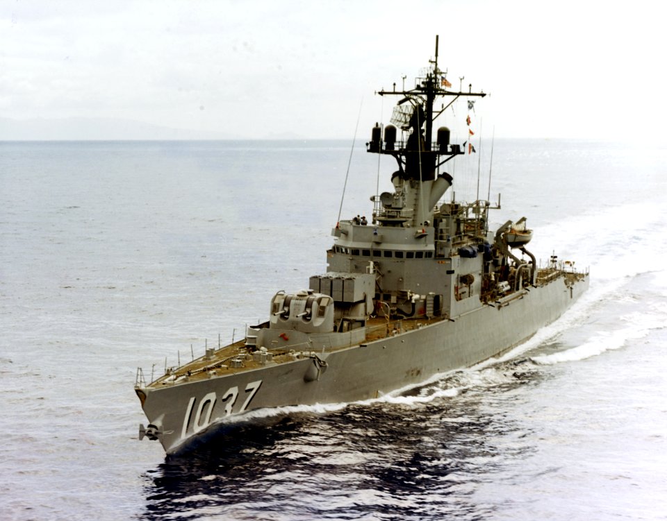 USS Bronstein (DE-1037) underway off the coast of Oahu, Hawaii (USA), on 28 August 1972 (NH 78237-KN)
