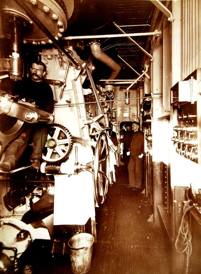 USS Brooklyn (ACR-3) Engine Room, 1898 (25588801270)