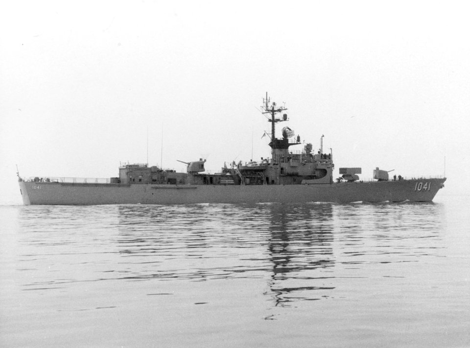 USS Bradley (DE-1041) underway in July 1965 (NH 96757)