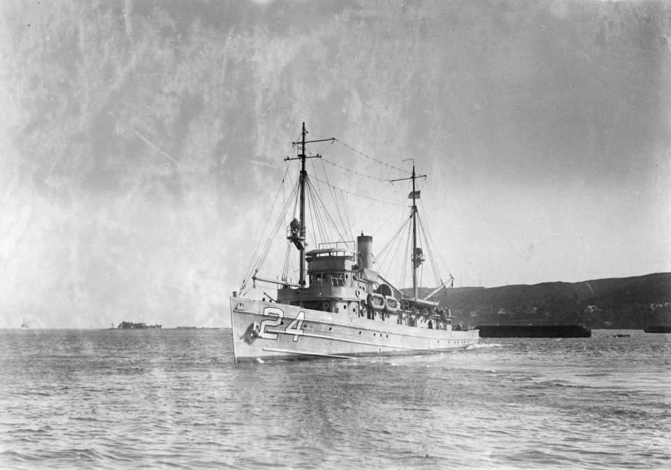 USS Brant (AM-24) underway, circa in the 1920s (NH 56562)