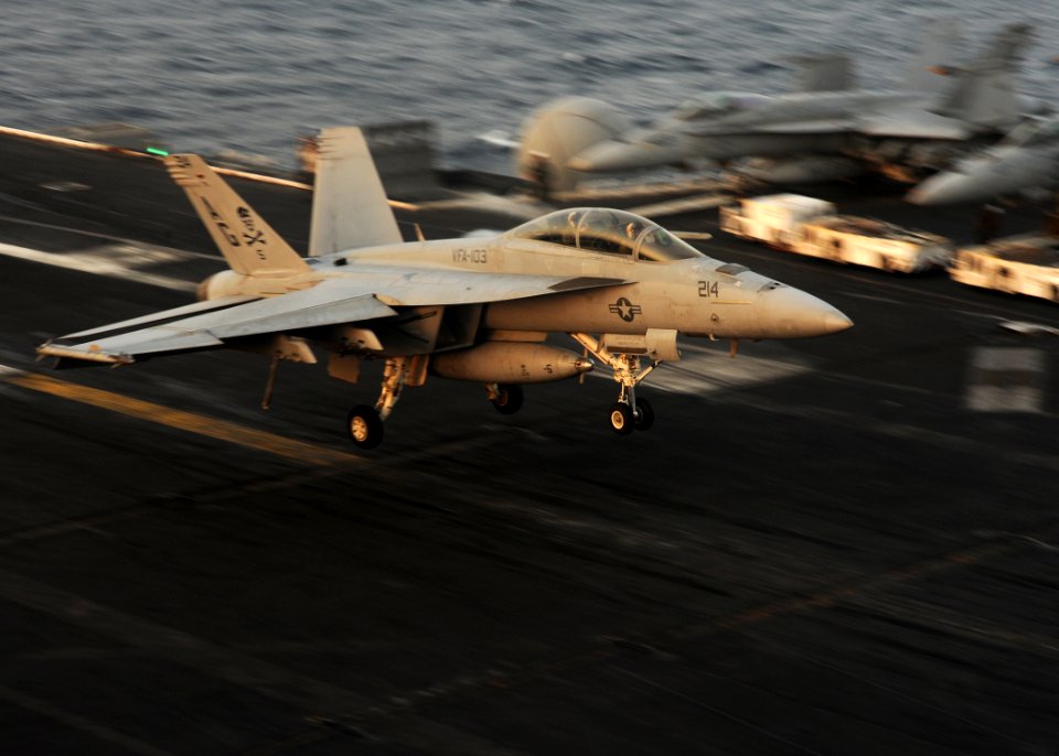 US Navy 090531-N-9988F-405 An F-A-18F Super Hornet approaches the deck of the aircraft carrier USS Dwight D. Eisenhower (CVN 69)