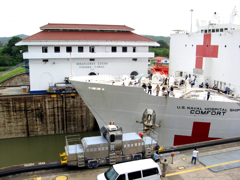 US Navy 090603-N-0000X-006 The military Sealift Command hospital ship USNS Comfort (T-AH 20) makes her way through the Panama Canal to cross into the Pacific Ocean