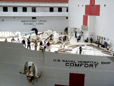 US Navy 090603-N-0000X-005 The military Sealift Command hospital ship USNS Comfort (T-AH 20) makes her way through the Panama Canal to cross into the Pacific Ocean