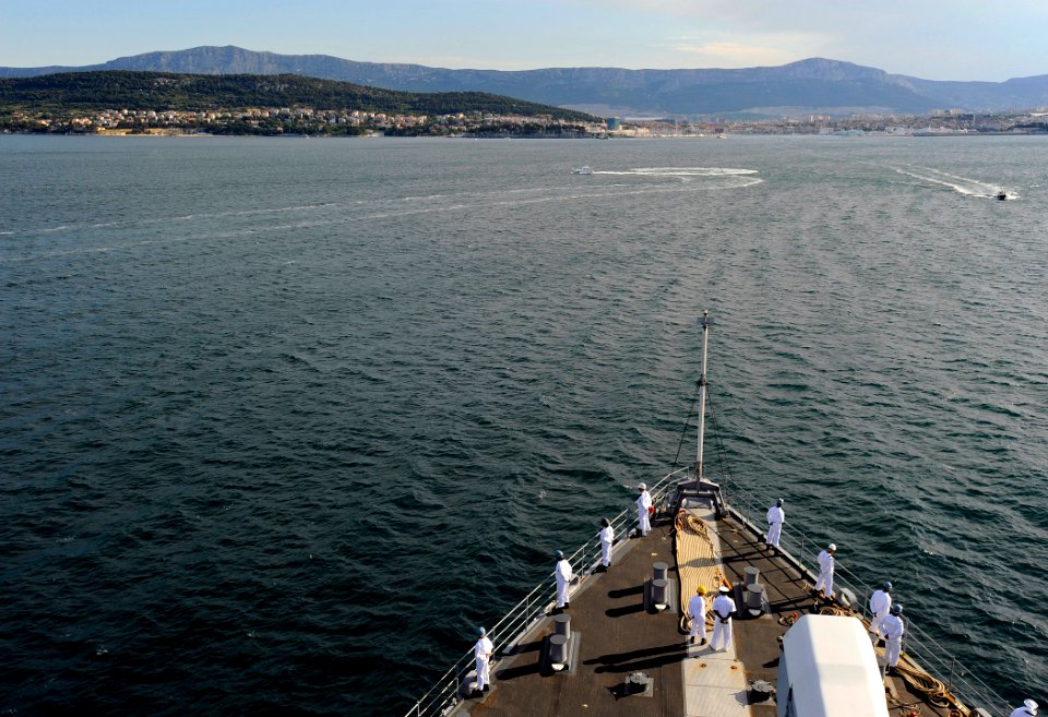 US Navy 090530-N-5345W-109 Deck department Sailors man the foc'sle rails as the amphibious dock landing ship USS Fort McHenry (LSD 43) makes her approach to the port city of Split, Croatia