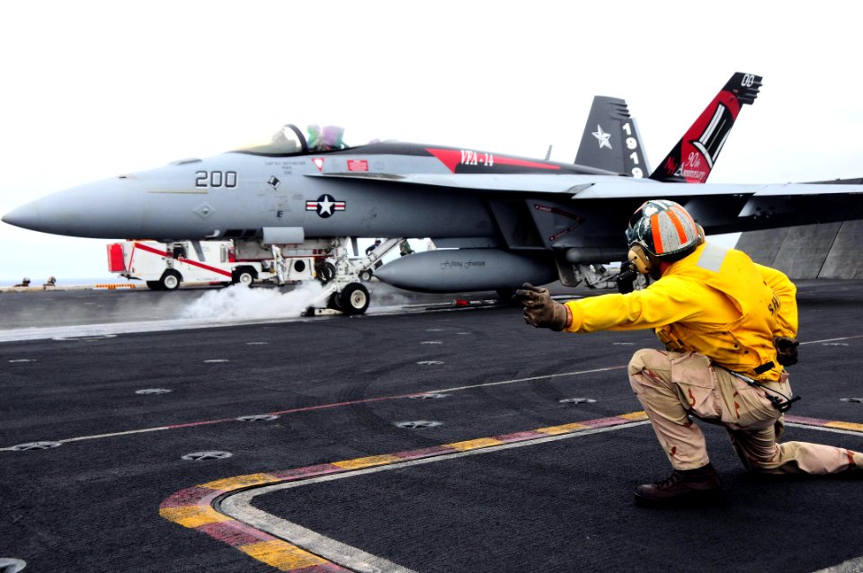 US Navy 090601-N-3946H-063 An F-A-18E Super Hornet assigned to the