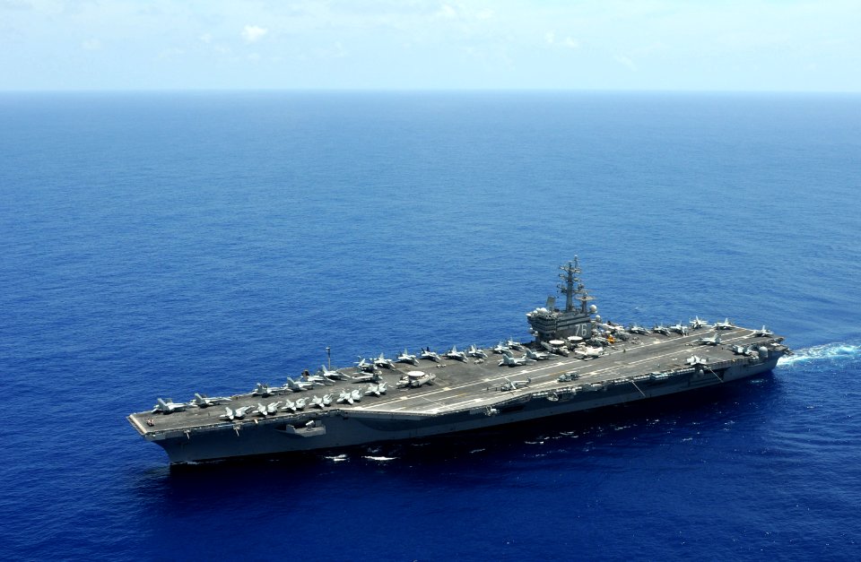 US Navy 090608-N-3659B-059 The aircraft carrier USS Ronald Reagan (CVN 76) steams through the Pacific Ocean