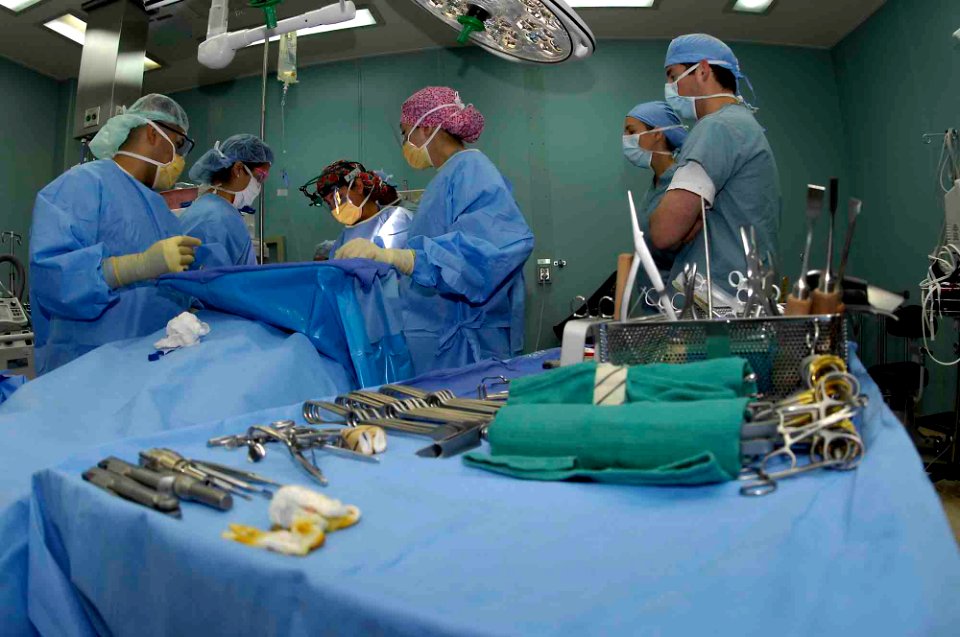 US Navy 090610-F-7923S-063 Surgeons aboard the Military Sealift Command hospital ship USNS Comfort