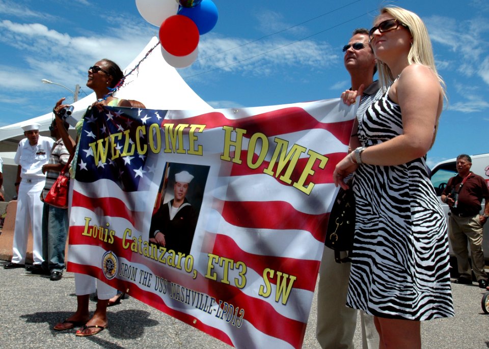 US Navy 090612-N-2456S-029 Family members await the return of Electronics Technician 3rd Class Louis Catanzaro aboard USS Nashville (LPD 13)