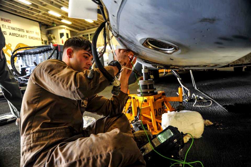 USS BOXER (LHD 4) 140121-N-GM561-241 (12146548753)