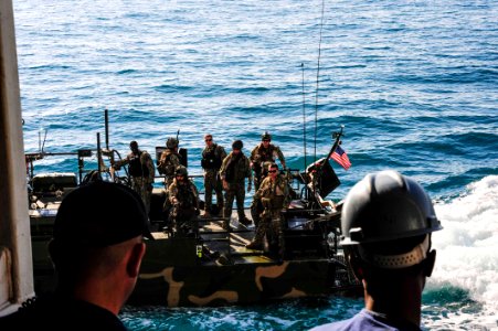USS BOXER (LHD 4) 140115-N-QP351-001 (12434864654)