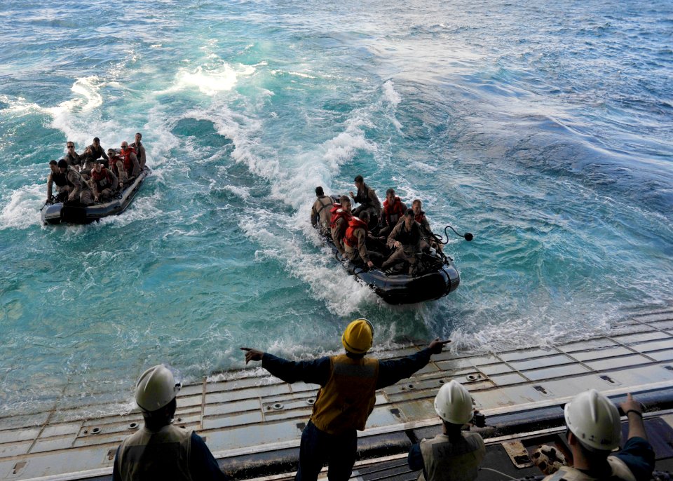 USS BOXER (LHD 4) 140104-N-PZ713-087 (11902092865)