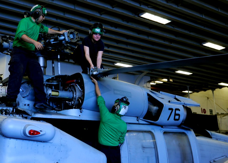USS BOXER (LHD 4) 140110-N-PZ713-038 (12167312186)