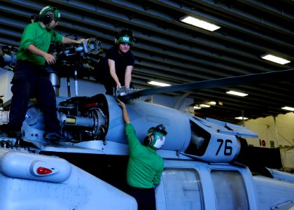 USS BOXER (LHD 4) 140110-N-PZ713-038 (12167312186)