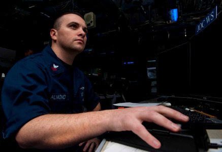USS BOXER (LHD 4) 140101-N-MK881-123 (11773074993)