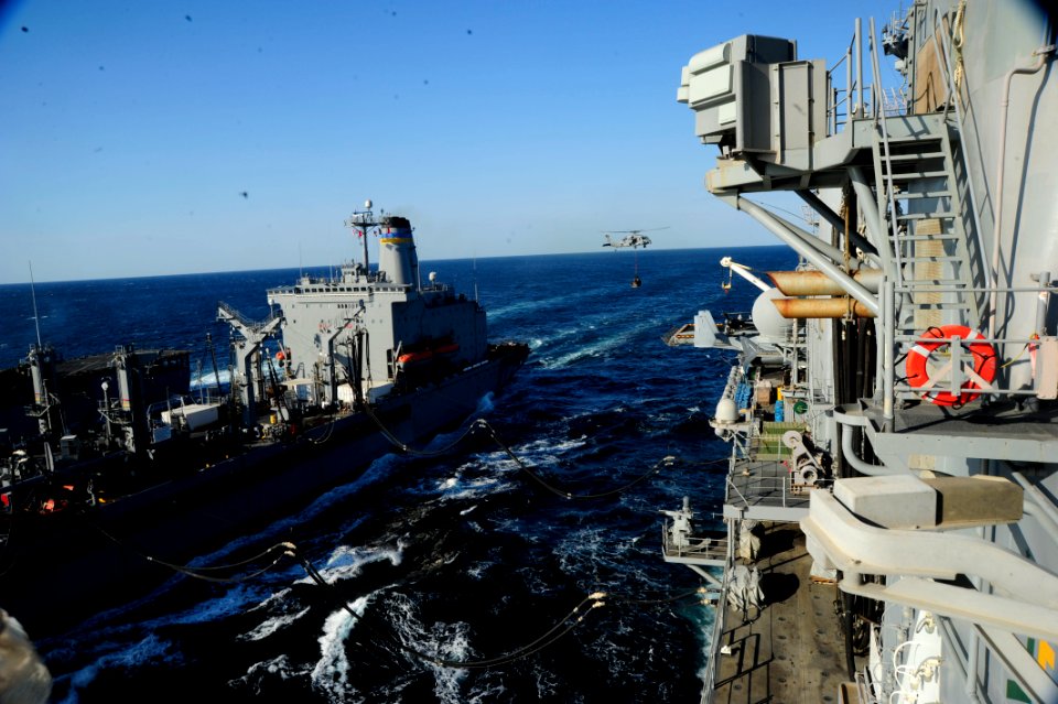 USS BOXER (LHD 4) 131224-N-SS492-015 (11642814933)