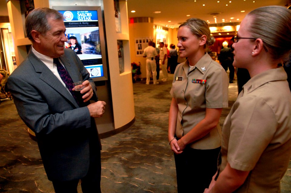 US Navy 090616-N-9818V-102 The ninth Master Chief Petty Officer of the Navy (MCPON) James Herdt speaks with Sailors assigned to the Chief of Naval Operations staff at the U.S. Navy Memorial before a free summer Concert on the A