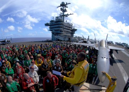 US Navy 090618-N-6720T-132 Chief Warrant Officer James Edwards, air department training team coordinator, briefs Sailors on proper fire fighting methods on the flight deck aboard the aircraft carrier USS George Washington (CVN