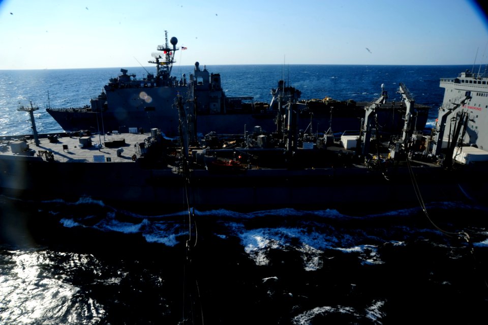 USS BOXER (LHD 4) 131224-N-SS492-025 (11642810433)