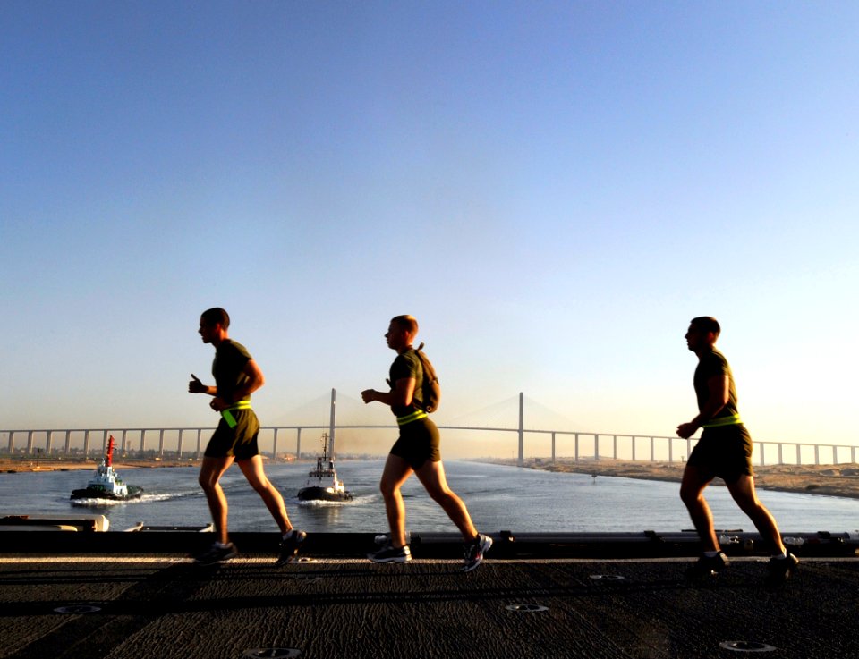 US Navy 090622-N-5345W-061 Marines assigned to the 22nd Marine Expeditionary Unit (22nd MEU) run laps on the flight deck