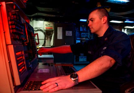 USS BOXER (LHD 4) 140101-N-MK881-129 (11773243514)