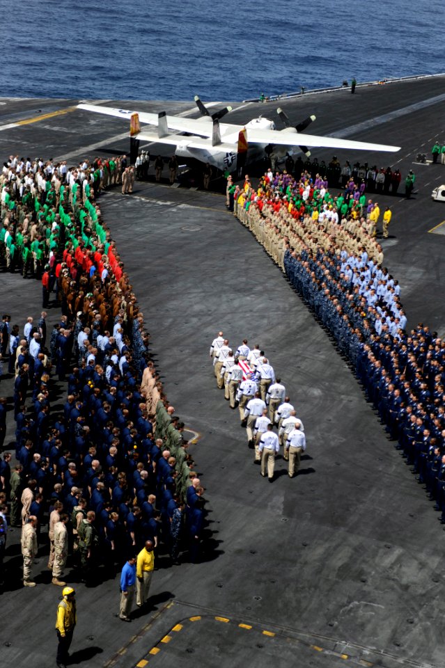 US Navy 090622-N-0000X-001 Chief petty officers assigned to Carrier Air Wing (CVW) 7 carry the casket of Command Master Chief Jeffrey J. Garber