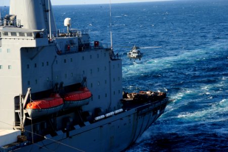 USS BOXER (LHD 4) 131224-N-SS492-021 (11643336846)