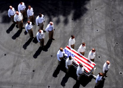 US Navy 090622-N-6854D-001 Chief petty officers assigned to Carrier Air Wing (CVW) 7 carry the casket of Command Master Chief Jeffrey J. Garber