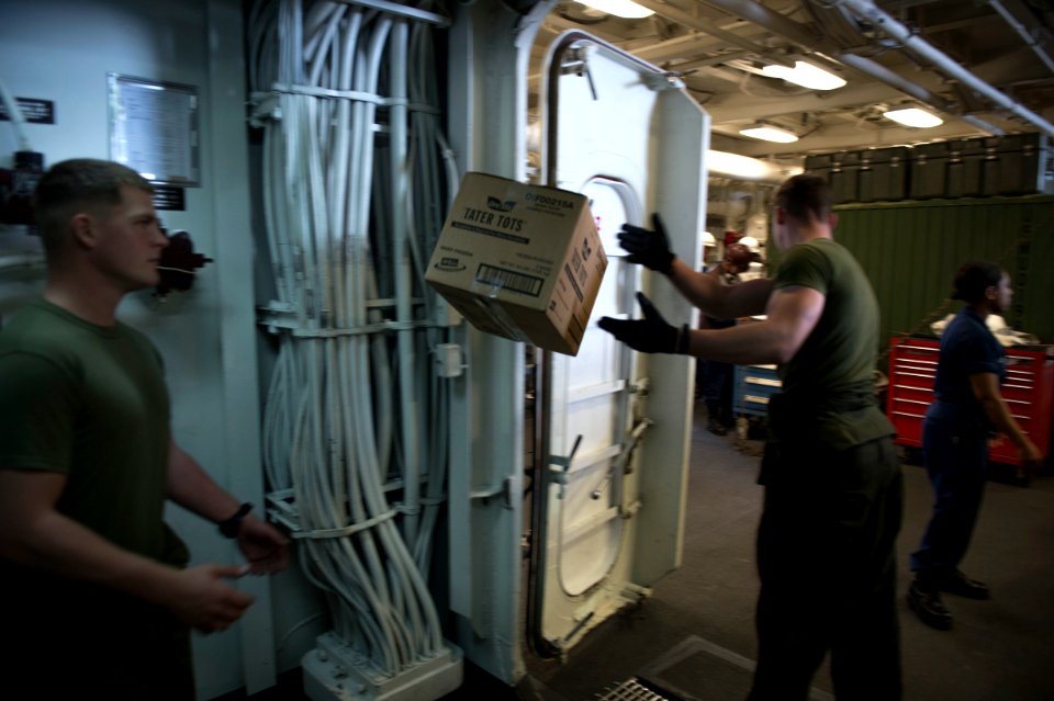 USS BOXER (LHD 4) 131224-N-JP249-080 (11703981455)