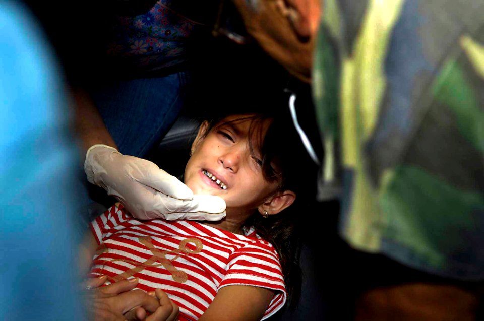 US Navy 090622-F-7923S-039 An El Salvadorian girl is seen by dentists from the Military Sealift Command hospital ship USNS Comfort (T-AH 20)