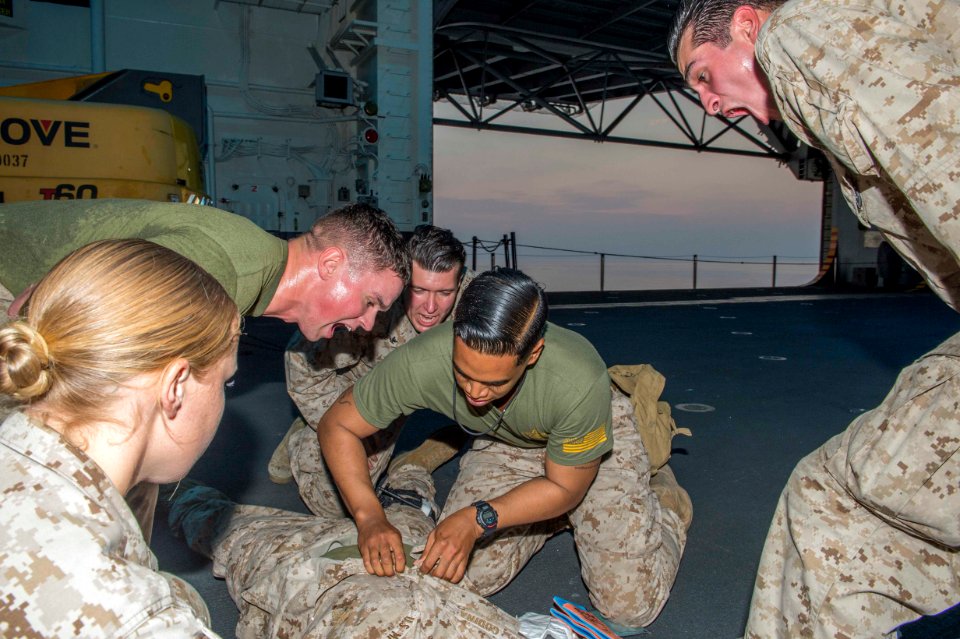 USS BOXER (LHD 4) 131205-N-VO234-015 (11414294435)
