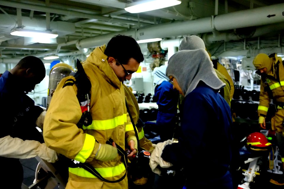 USS BOXER (LHD 4) 131221-N-SS492-016 (11490399096)